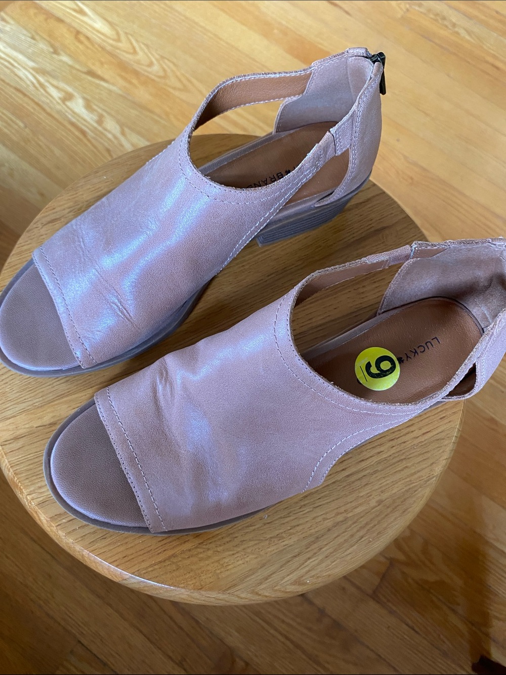Like New Lucky Brand Women's Brown Open-Toe Zip Back Sandals sz 9 M